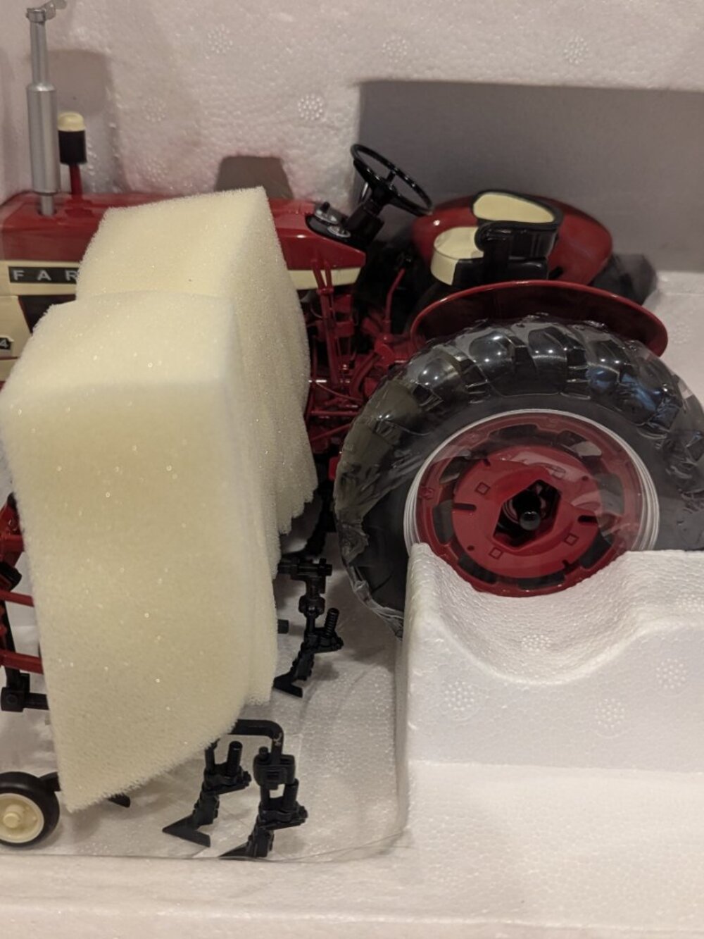 1/16 Farmall 504 Tractor & 468 Cultivator 2007 Summer Farm Toy Show Edition spec - Picture 7 of 10